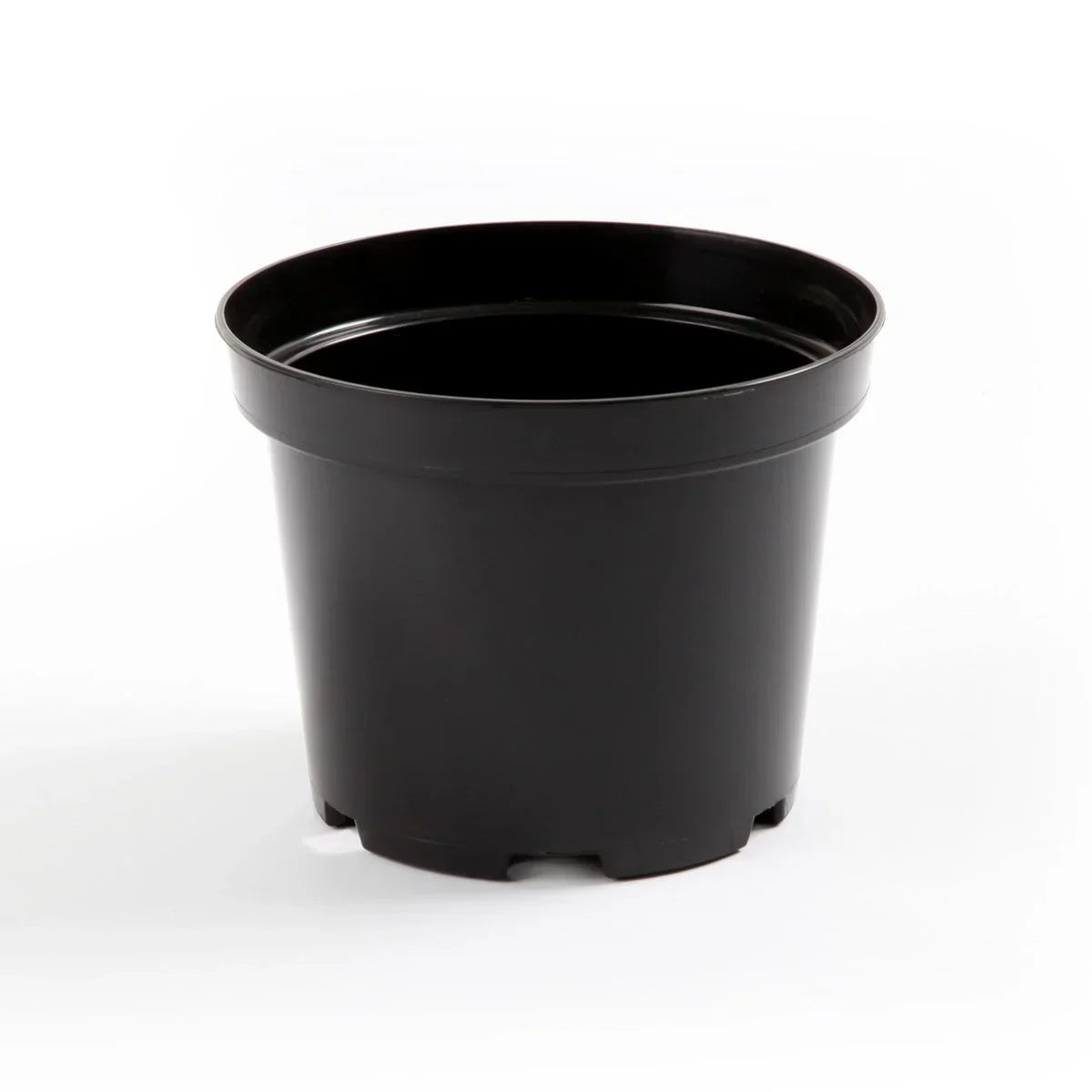 A 7.5 litre plastic round pot, useful for hand watering, flood and drain, drip feed systems, or your own homemade setup.